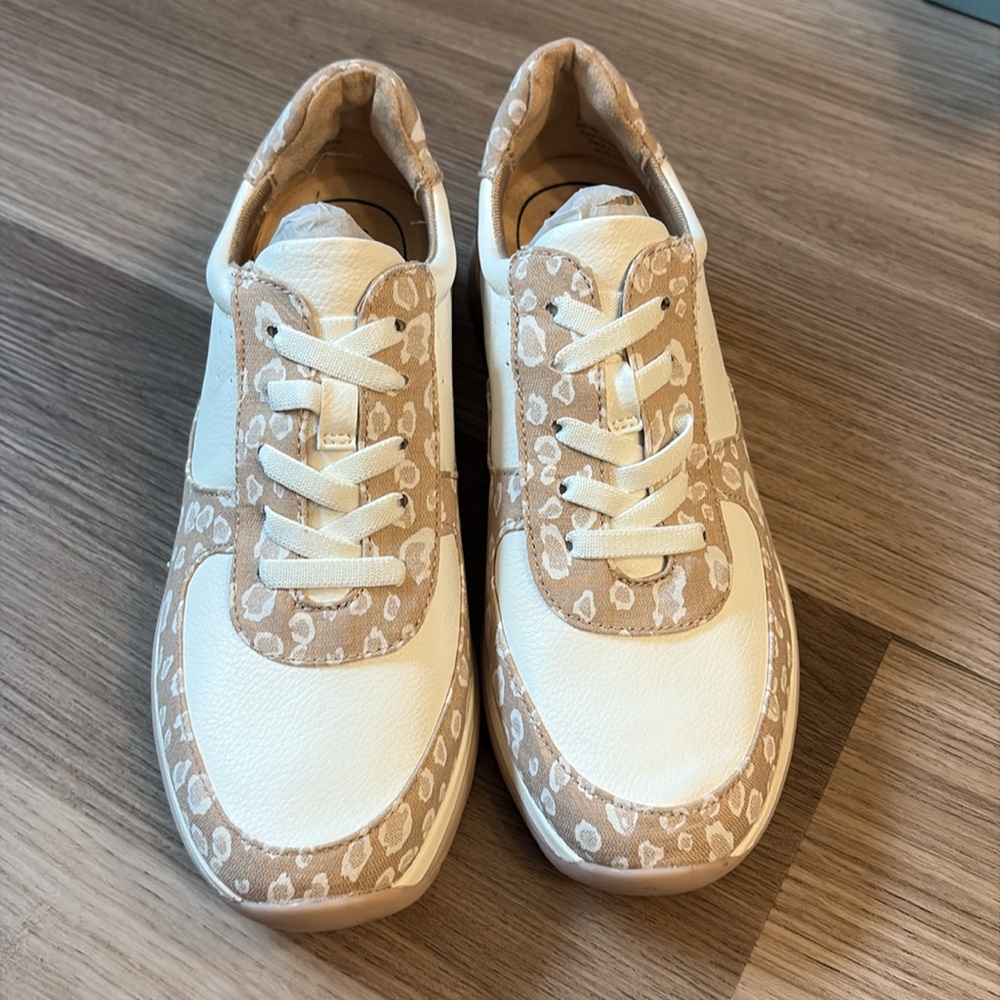 NIB!  Life Stride Horizon Blush Leopard Sneakers Size 9W